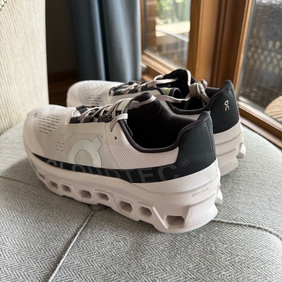 On cloud Monster - Picture 5 of 8